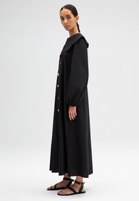 Touché Privé WIDE COLLAR AND BUTTON POPLIN  - Maxi šaty - black