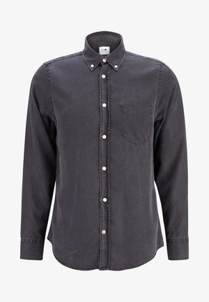 Dunkelgraues Hemd mit langen Ärmeln, Knopfleiste, Button-Down-Kragen und Brusttasche, mit weißen Knöpfen und lässiger Passform.