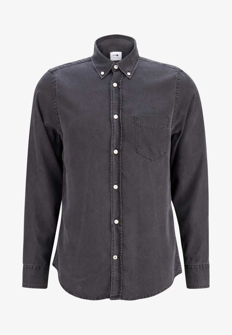Chemise gris foncé à manches longues avec boutons, col boutonné et poche poitrine, avec boutons blancs et coupe décontractée.
