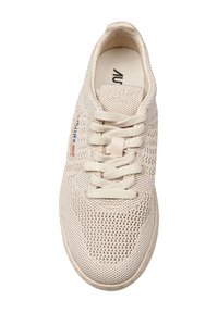 Sneaker beige con tomaia in mesh traspirante, punta rotonda, lacci beige e sottili dettagli con logo. Presenta una suola ammortizzata per il comfort.