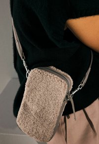 Next REGULAR FIT - Puhelimen suojakotelo - mink brown