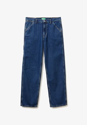 Riflové džíny v tmavě modrém provedení s volnějším střihem, vybavené pěti kapsami a kontrastním šitím. Zapínání na knoflík v pase.