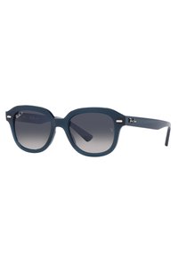 Occhiali da sole in acetato blu con montatura quadrata spessa, lenti grigie sfumate, dettagli in metallo e logo sulla asta.