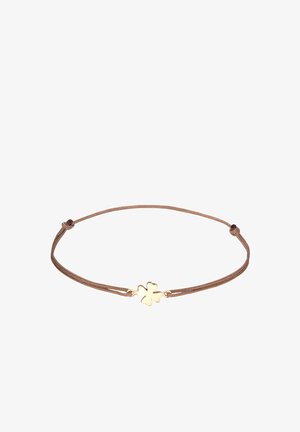 Bruine koordarmband met een gouden klavertje vier hanger in het midden, met verstelbare knopen aan beide zijden.