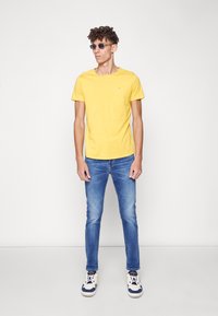 Tommy Jeans SLIM JASPE CREW NECK - T-shirt básica - prairie yellow