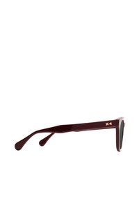 Occhiali da sole bordeaux con lenti verdi, caratterizzati da un design elegante e angolare e bracci affusolati e lucidi. Accent gold sul lato.