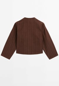 Chemise marron à manches longues avec fines rayures blanches verticales, vue de dos sur un fond blanc uni.
