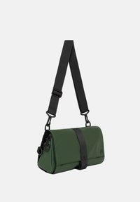 Borsa a bandoliera sintetica verde con forma rettangolare, tracolla nera e hardware a fibbia; presenta una texture liscia e lucida e un branding minimo.