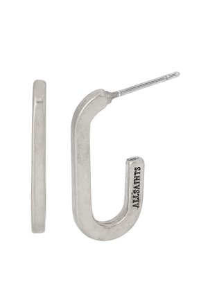Orecchini argentati a forma di gancio con una superficie liscia e lucida. Presentano un design a cerchio sottile, che mette in mostra uno stile minimalista e contemporaneo.