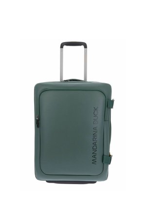 Valise rectangulaire verte avec une poche zippée à l'avant et une poignée rétractable, estampillée "Mandarina Duck" sur le devant.