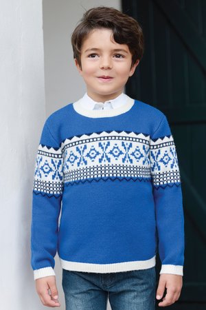Gebreide blauwe trui met witte en marineblauwe patroon op het bovengedeelte, met geometrische ontwerpen en geribbelde witte manchetten en boord.
