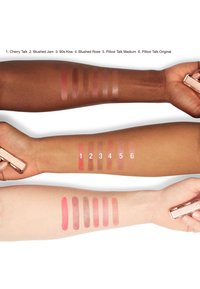 Drei Arme mit unterschiedlichen Hauttönen zeigen sechs Lippenstiftproben, nummeriert und beschriftet von Cherry Talk bis Pillow Talk Original.