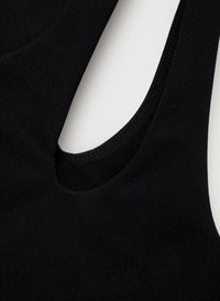 Svart tyg ärmhlaccess med rund hals och breda axelband, med en slät yta och en minimalistisk design. Inga synliga mönster eller beslag.