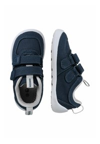 Donkerblauwe stoffen schoenen met twee klittenbandsluitingen, witte zolen, ronde neuzen en een gestructureerd oppervlak. Geaccentueerd met een trekband op de hiel.