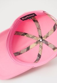 Ροζ μπέιζμπολ καπέλο με λείο ύφανο, που διαθέτει ένα καρό σχέδιο στο εσωτερικό και μία κεντρική ασημένια κουμπότρυπα. Ετικέτα "Barbour" στη εσωτερική επένδυση.