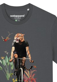 Donkergrijze katoenen t-shirt met een grafische afbeelding van een fietsend tijger, omringd door plant- en insectmotieven in levendige kleuren. Ronde hals, korte mouwen.