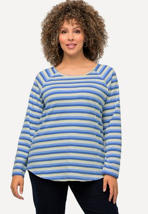 T-shirt à manches longues rayé en bleu clair avec des rayures vertes et bleu foncé, col rond et ourlet légèrement courbé. Texture de tissu douce.
