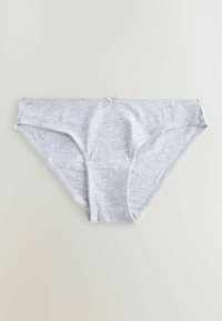 Culotte bikini en coton gris clair pour femme avec un petit nœud décoratif au centre de la ceinture sur un fond uni.