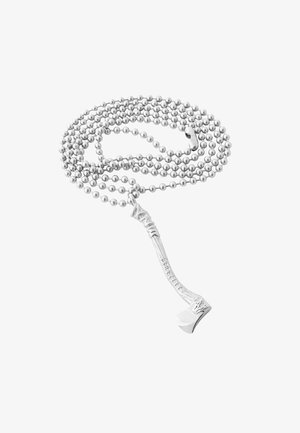 Ezüst nyaklánc texturált lánccal, amely kisméretű gyöngyökből készült, és egy részletesen gravírozott balta alakú medál ékíti.