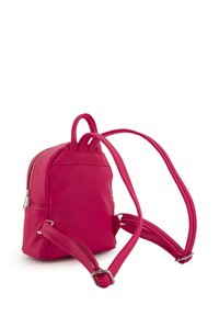 Sac à dos en cuir rose au design arrondi, avec des sangles ajustables et un compartiment principal zippé. Surface texturée avec des accents en métal argenté.