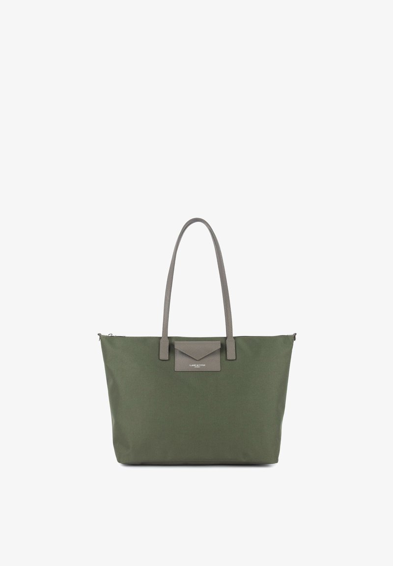 Sac fourre-tout vert avec deux poignées grises et une petite poche avant grise avec rabat et logo sur fond blanc.