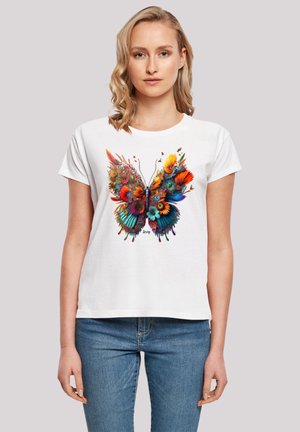 Weißes Baumwoll-T-Shirt mit einem bunten Schmetterlingsdesign, das aus detaillierten Blumen und Blättern besteht, mit blauen, orangefarbenen und grünen Akzenten.