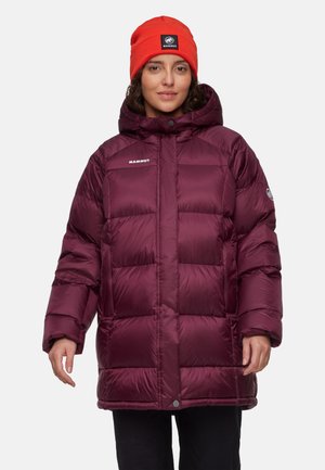 Giacca puffer bordeaux con cappuccio, caratterizzata da pannelli trapuntati orizzontali, una zip frontale e un logo ricamato sul petto e sulla manica.