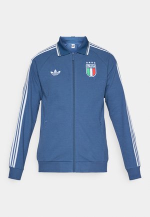 Blaues Sportjacke mit weißem Drei-Streifen-Design an den Ärmeln, vorne mit Reißverschluss, gerippten Bündchen und einem geprägten Italia-Abzeichen.