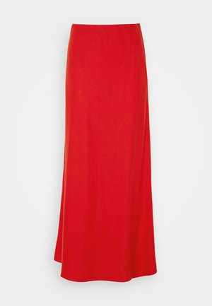 Rode maxi rok met een gladde textuur, hoge taille en een vloeiende silhoutte. Heeft een effen kleur zonder patronen of versieringen.