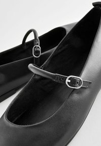 Next SIGNATURE MARY JANE  - Ballerinat nilkkaremmillä - black
