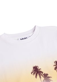 Λευκό μπλουζάκι με λαιμόκοψη και εκτύπωση ηλιοβασιλέματος που απεικονίζει σιλουέτες από φοίνικες και ορατή ετικέτα "Molo" μέσα στο γιακά.