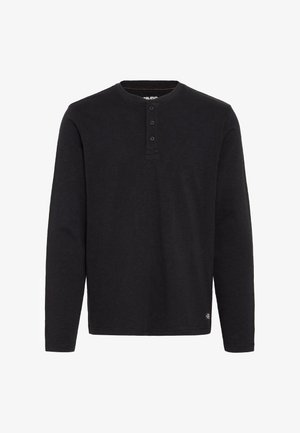 Dolga rokavna črna henley majica, izdelana iz mehke tkanine, z gumbasto zapenjanjem, rebrastim ovratnikom in logotipom na levi strani blizu roba.