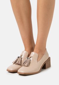 Jeffrey Campbell Klasické lodičky - nude