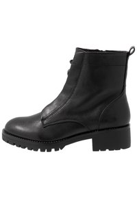 Černé kožené kotníkové boty s texturovaným povrchem, kulatou špičkou a robustním podpatkem. Obsahují zipové zapínání a minimální detaily šití.