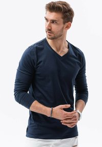 Námořnické tričko s dlouhým rukávem a výstřihem do V v hladké bavlněné směsi, s úzkými rukávy a volným střihem. Minimalistický design bez vzorů.