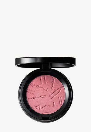 Étui noir compact avec couvercle ouvert révélant un blush poudre pressé rose embossé du logo MAC et de motifs géométriques abstraits.