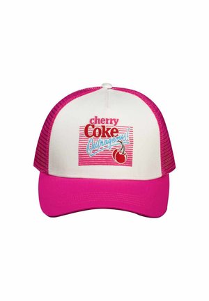 Casquette trucker blanche et rose avec le texte "cherry Coke Outrageous!" et un graphique de cerise sur le panneau avant.