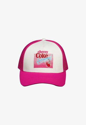 Casquette trucker blanche et rose avec le texte "cherry Coke Outrageous!" et un graphique de cerise sur le panneau avant.