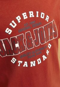 Jack & Jones Junior JJELOGO TEE SS O-NECK 2 COL NOOS - Majica kratkih rukava s printom - red ochre