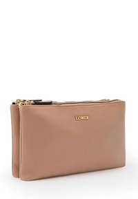 Rosa Leder-Clutch mit strukturierter Oberfläche, ausgestattet mit einem goldenen Logo und zwei Reißverschlussfächern. Kompakte und rechteckige Form.