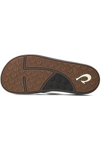 Semelle de chaussure présentant une base en caoutchouc brun avec un motif en chevrons texturé, des accents noirs et un logo blanc sur le côté.