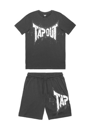 Juodas medvilninis marškinėlių ir šortų komplektas su dideliu baltu „TAPOUT“ grafiniu užrašu, kuriam suteiktas dėvėto efekto vaizdas. Šortų juosmuo su elastine juosta.