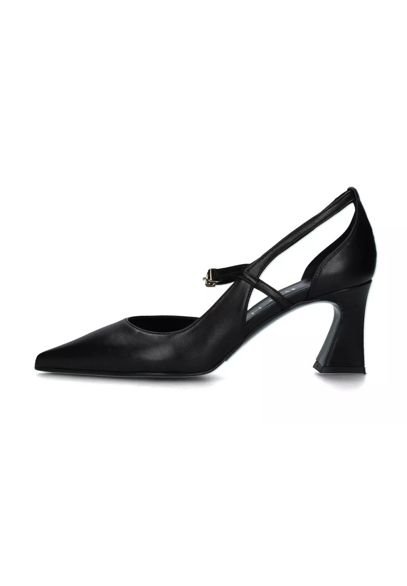 Scarpa nera in pelle con tacco alto e punta affilata, design laterale con tagli e cinturino regolabile. Presenta un tacco grosso e una texture liscia.