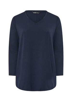 Camiseta de manga larga azul marino con escote en V, con un corte ligeramente suelto, tela texturada con un ligero brillo y dobladillo curvado para mayor facilidad de movimiento.