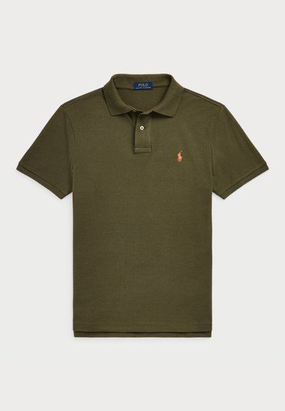 Oliivroheline polo särk, mis on valmistatud puuvillast, millel on kahe nupuga kaelus, lühikesed varrukad ja väike oranž logo vasakul rinna kohal.