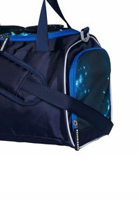Bolsa tipo duffel azul marino hecha de tela duradera, con un diseño temático del espacio. Incluye asas resistentes, una correa ajustable y un bolsillo con cremallera.