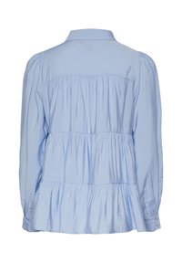 Himmelbluse mit langen Ärmeln, die einen gefalteten Oberteil und einen gestuften Rüschensaum aufweist. Glatte Textur mit kragenförmigem Halsausschnitt und Knopfmanschetten.