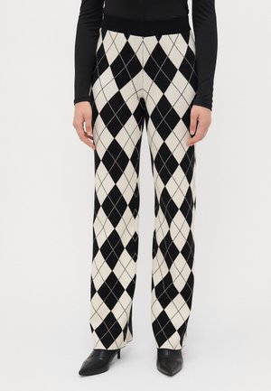 Hooggewaisted zwart-wit argyle-gepatenteerde broek met een zachte textuur, voorzien van een elastische tailleband en rechte pijpen.