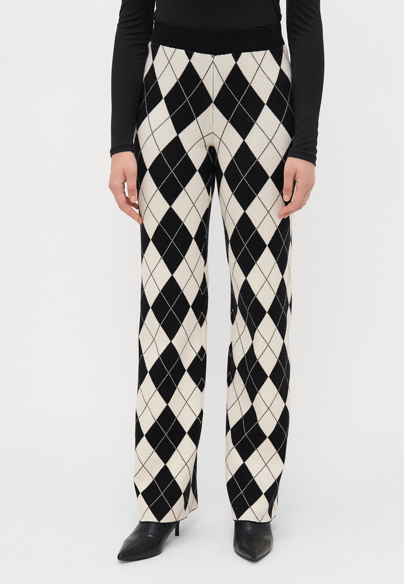 Hooggewaisted zwart-wit argyle-gepatenteerde broek met een zachte textuur, voorzien van een elastische tailleband en rechte pijpen.