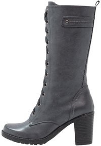 Šedá koženka vysoká botka po kolena s texturovaným povrchem, šněrováním na přední straně, rybí kostrou a cylindrickým vysokým podpatkem.